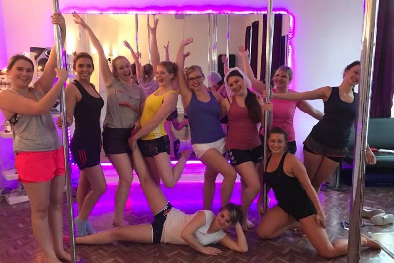 Junggesellinnenabschied an der Stange