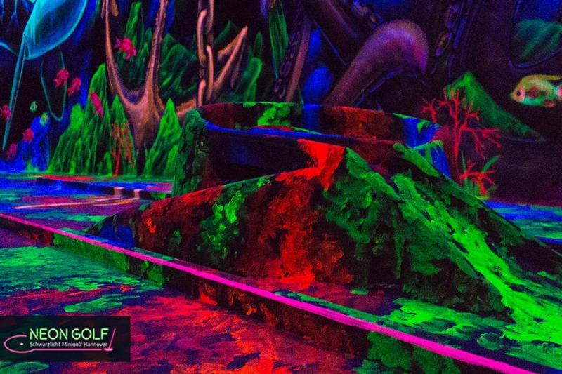 NeonGolf - 3D indoor Schwarzlicht-Minigolf in Hannover