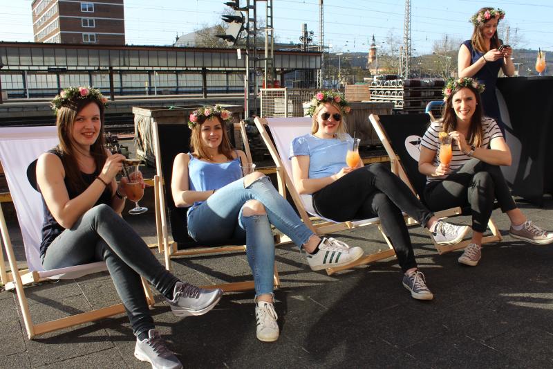 Vor dem Altar an die Cocktailbar